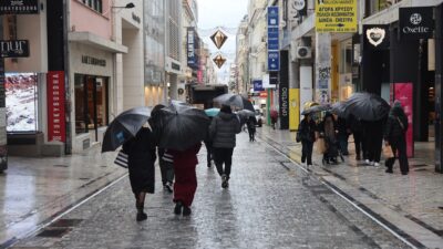 Άνθρωποι με ομπρέλες στην Ερμού