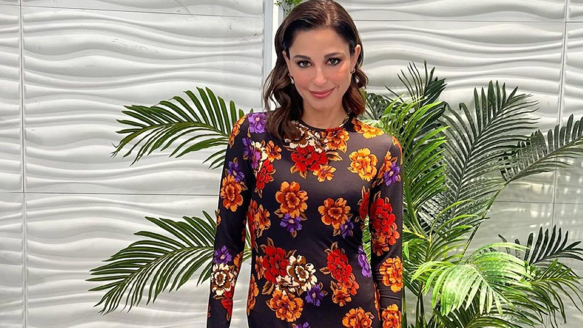 Η Κατερίνα Παπουτσάκη σε πλατό εκπομπής