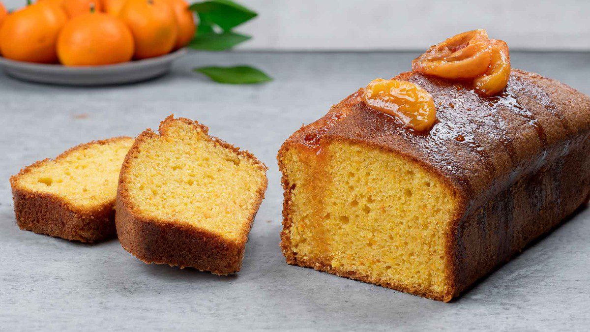 Κομμένο κέικ με ολόκληρα μανταρίνια