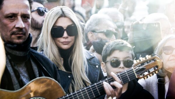Η Ηλιάδη και ο γιος της στην κηδεία της Γκρέυ