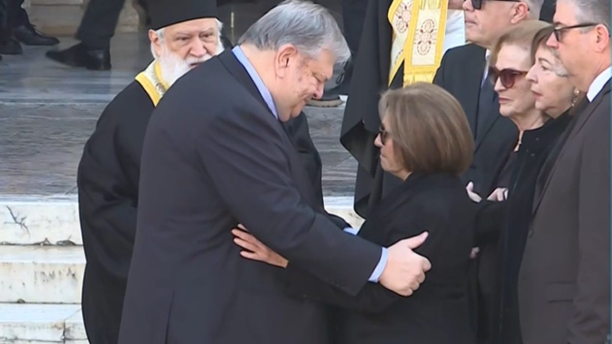 Η σύζυγος του Κώστα Σημίτη στην κηδεία του