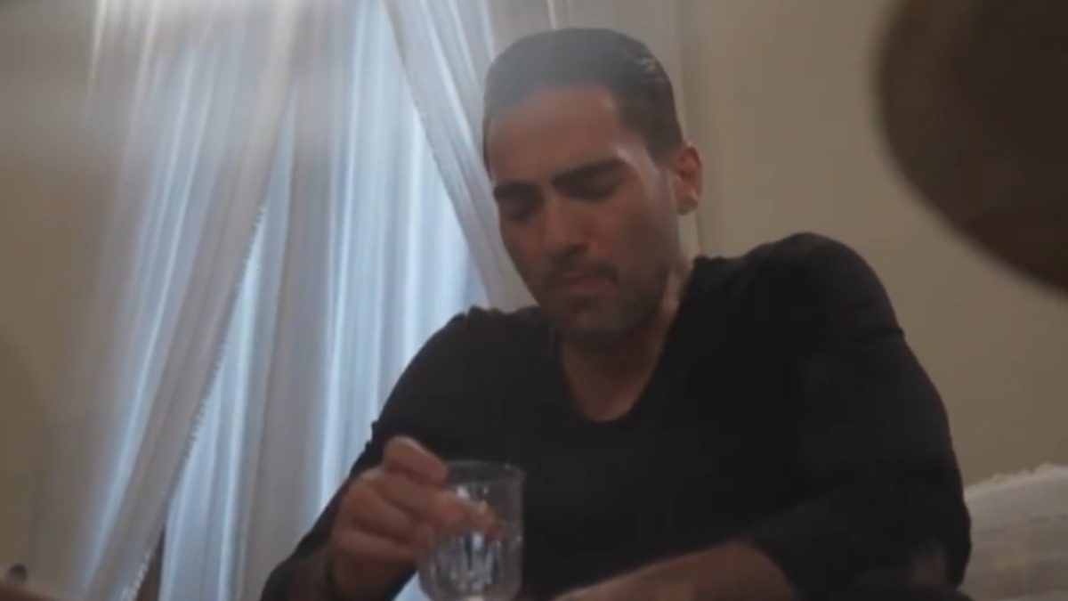 Ο κουράκος πίνει ποτό (η γη της ελιάς)