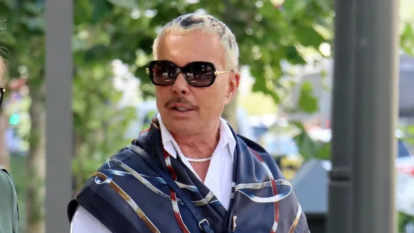 Ο Λάκης Γαβαλάς σε έξοδό του