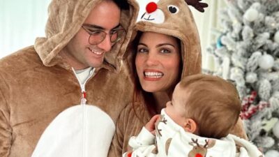 Η Μαίρη Συνατσάκη και ο Ίαν Στρατής με το παιδί τους στο Instagram.