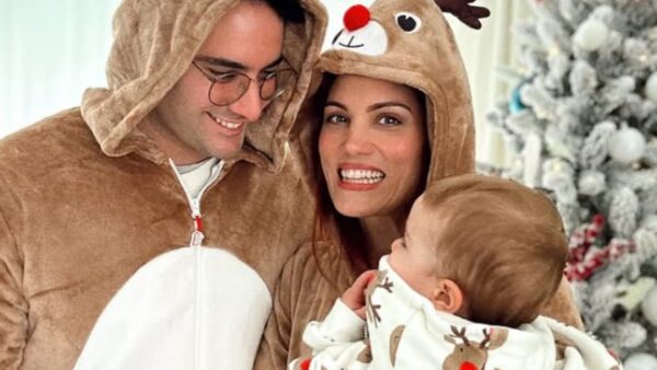 Η Μαίρη Συνατσάκη και ο Ίαν Στρατής με το παιδί τους στο Instagram.