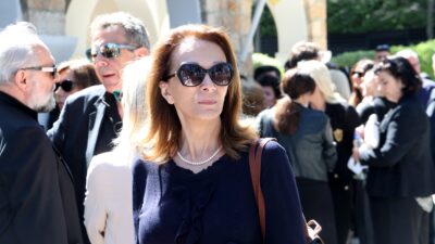 Η Μαίρη Βιδάλη με μαύρα γυαλιά ηλίου