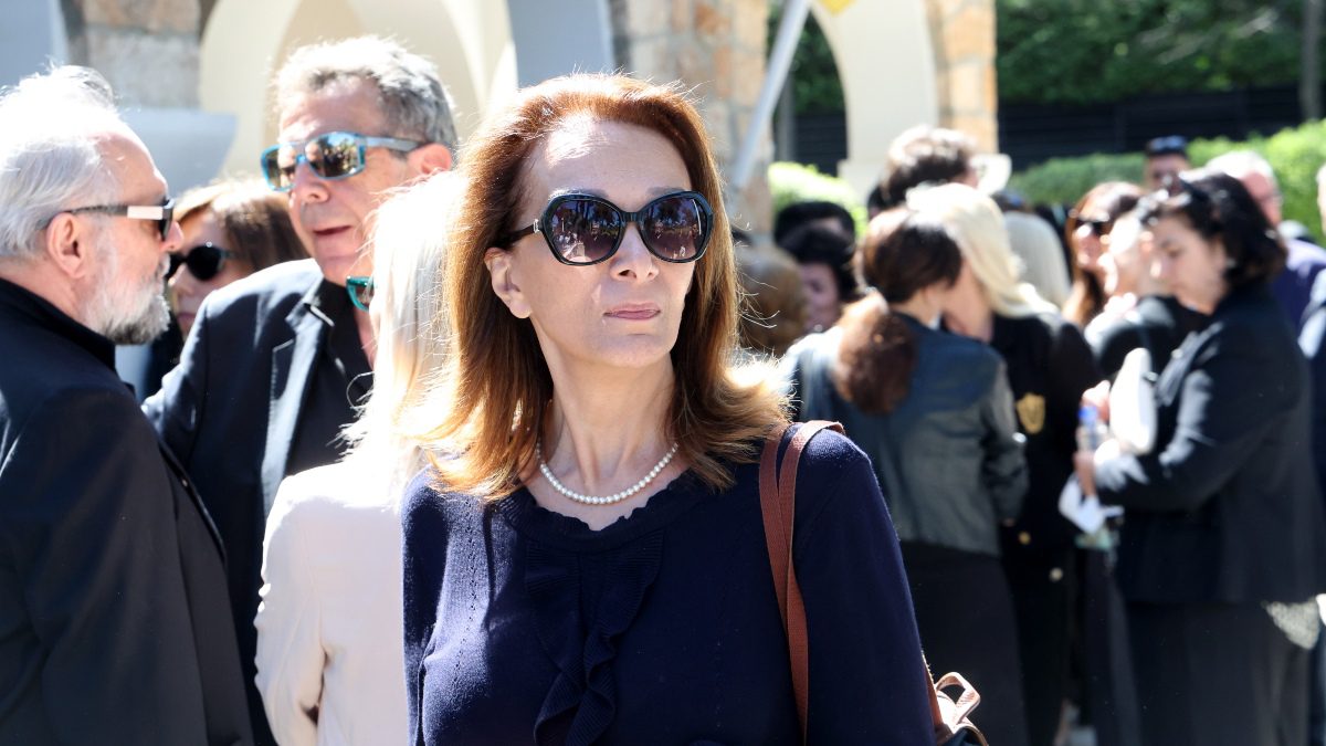 Η Μαίρη Βιδάλη με μαύρα γυαλιά ηλίου