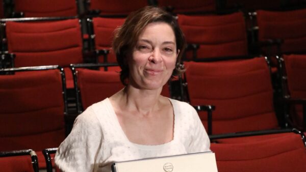 Η Μαρία πρωτόπαππα αγκαλιά με το βραβείο της