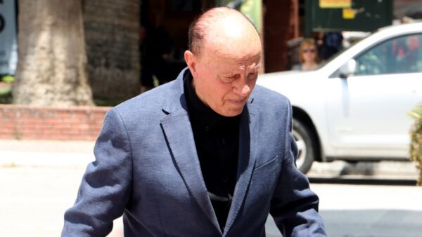 Ο Μίμης Δομάζος σε δημόσια εμφάνιση του.