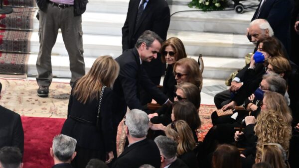 Ο Κυριάκος Μητσοτάκης και η σύζυγός του στην κηδεία του Κώστα Σημίτη