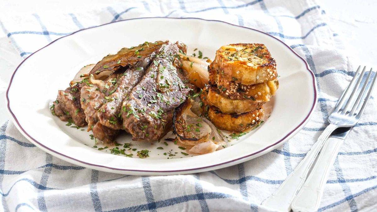 Μοσχάρι με πατάτες σε πιάτο