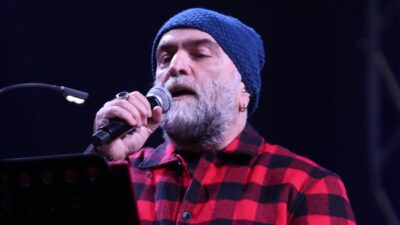 Ο Μπάμπης Στόκας σε συναυλία.