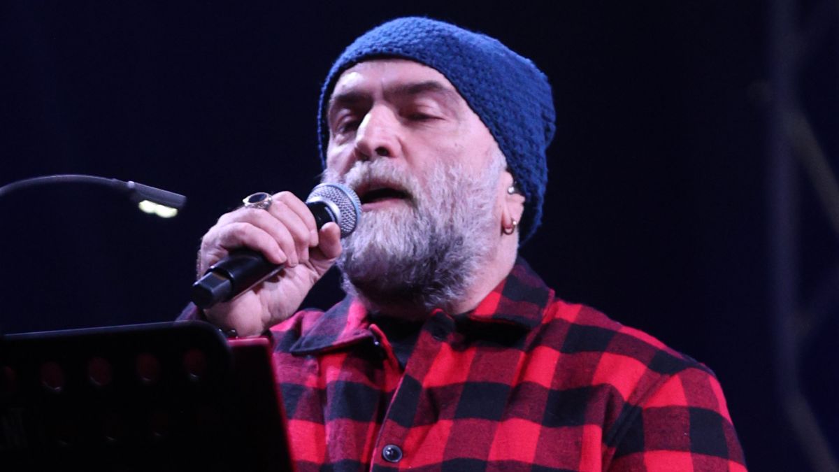 Ο Μπάμπης Στόκας σε συναυλία.