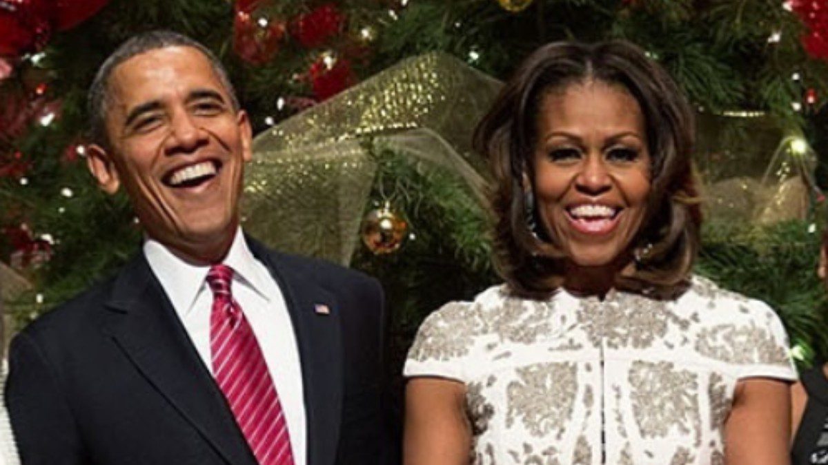 Ο Μπαράκ και η Μισέλ Ομπάμα σε οικογενεικαή φωτογραφία