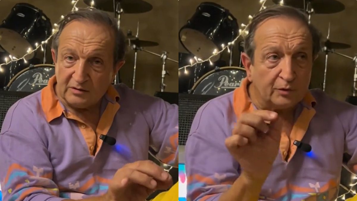 Ο Σπύρος Μπιμπίλας μιλάει με φόντο ντραμς