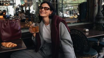 H Χριστίνα Μπόμπα πίνει τσάι σε καφέ