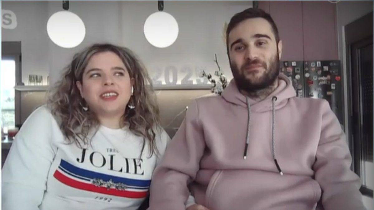 Ο Νίκος Κοντού με τη σύζυγό του μιλάνε στο Buongiorno