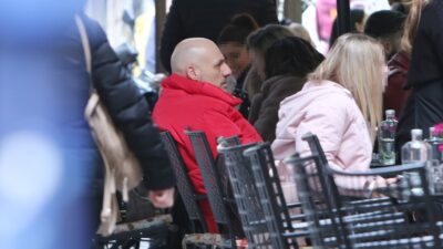 Ο Νίκος Μουτσινάς με κόκκινο μπουφάν