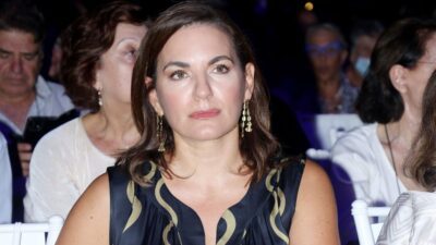 Η Όλγα Κεφαλογιάννη σε δημόσια έξοδο.