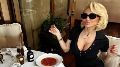 H Αλεξάνδρα Παναγιώταρου τρώει σε εστιατόριο στο Παρίσι