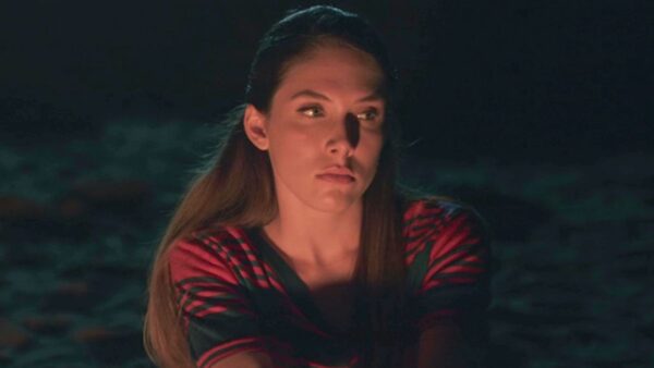 Η Ιφιγένεια σε σκηνή της σειράς Παραλία