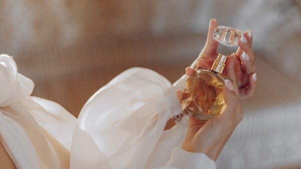 Πώς να κάνεις το άρωμά σου να διαρκέσει περισσότερο