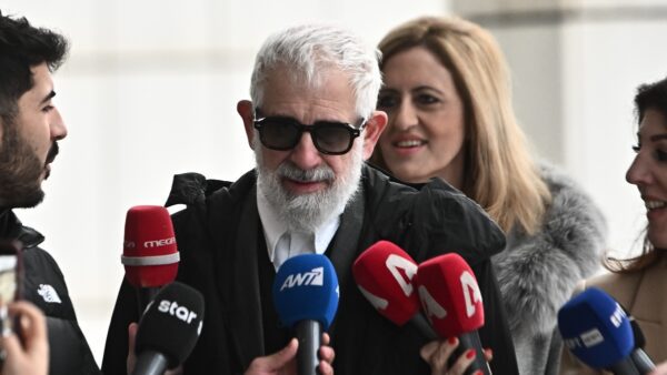 Ο Πέτρος Φιλιππίδης έξω από το Εφετείο