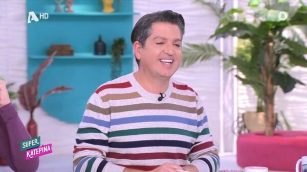Ο Γιάννης Πουλόπουλος στο πλατό του Super Κατερίνα