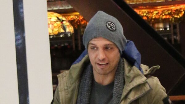 Ο Σάββας Πούμπουρας με σκούφο