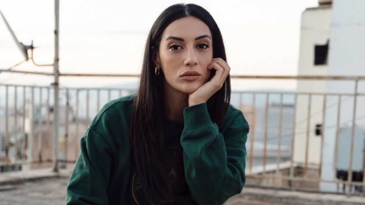 Η Ευγενία Σαμαρά με πράσινο πουλόβερ