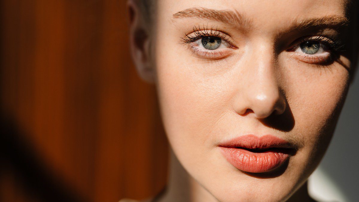 Αντιγήρανση: 3 προϊόντα που δεν πρέπει να λείπουν από καμία skincare ρουτίνα