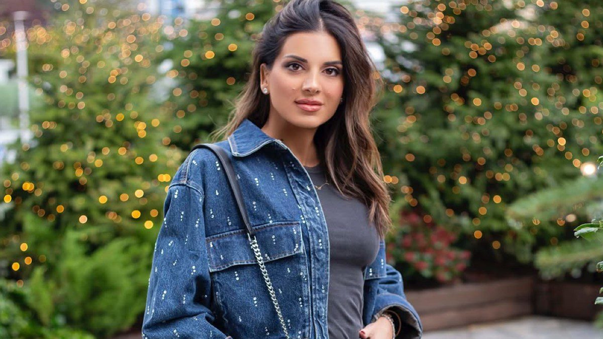 Η Σταματίνα Τσιμτσιλή με τζιν πουκάμισο