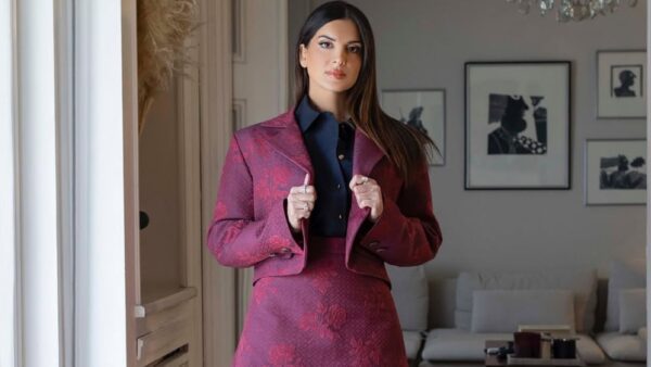 Η Σταματίνα Τσιμτσιλή με μπορντό σύνολο