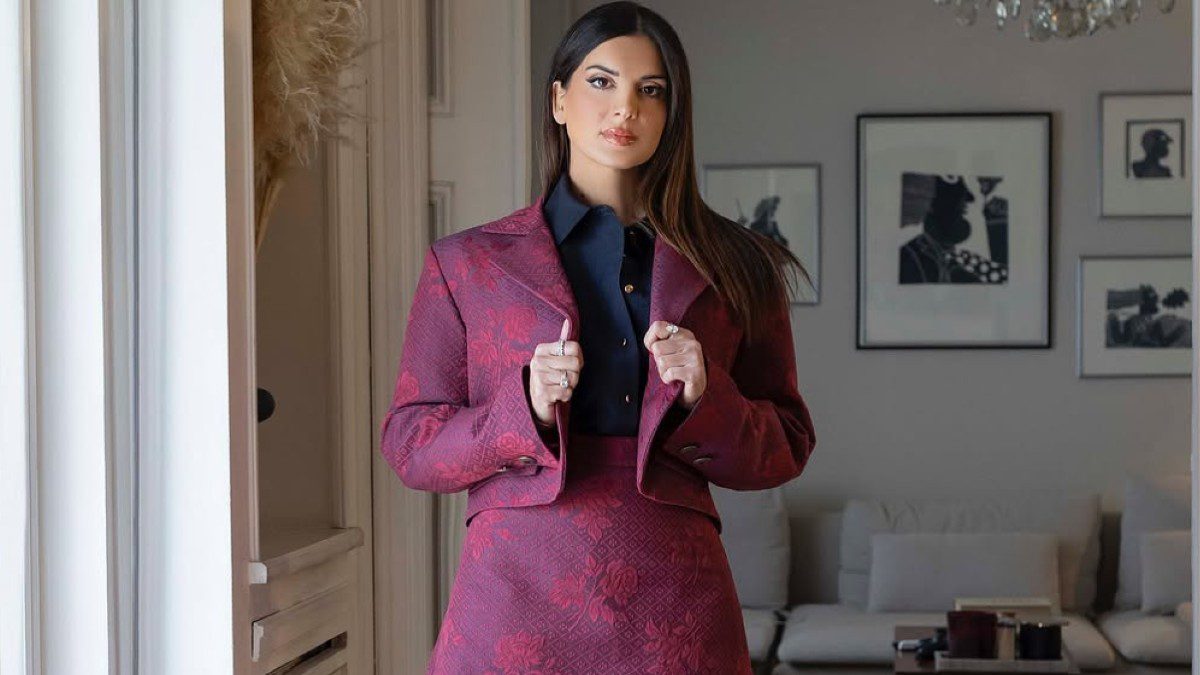 Η Σταματίνα Τσιμτσιλή με μπορντό σύνολο