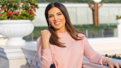 Η Σταματίνα Τσιμτσιλή με ροζ πουλόβερ