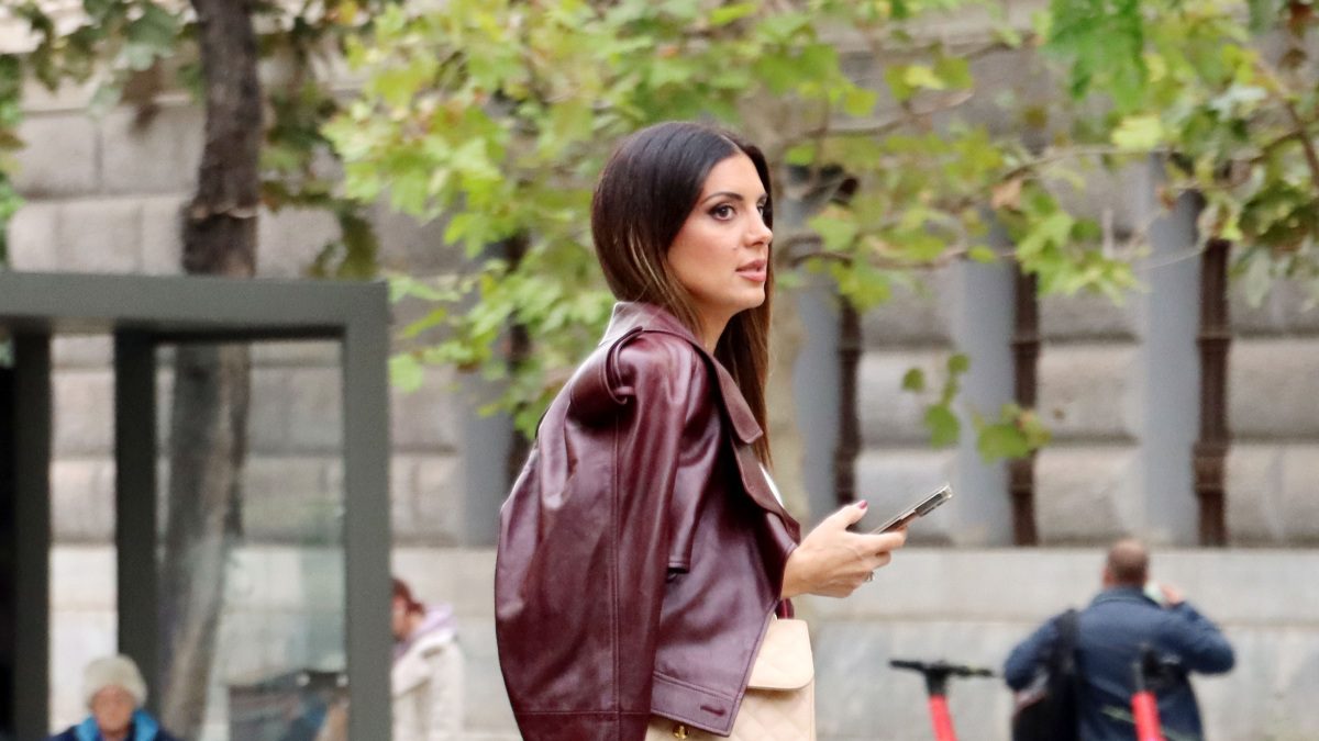 Η Σταματίνα Τσιμτσιλή στους δρόμους της Αθήνας με το κινητό στο χέρι