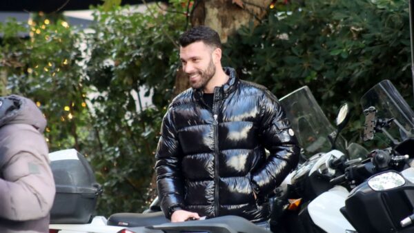 Ο Στάθης Σχίζας μπροστά από τη μηχανή του