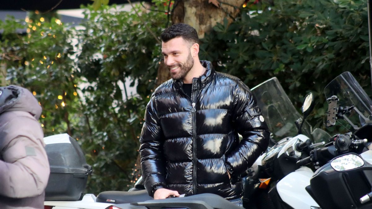 Ο Στάθης Σχίζας μπροστά από τη μηχανή του