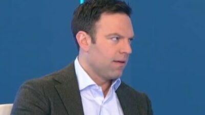 Ο Στέφανος Κασσελάκης μιλάει στην ΕΡΤ.