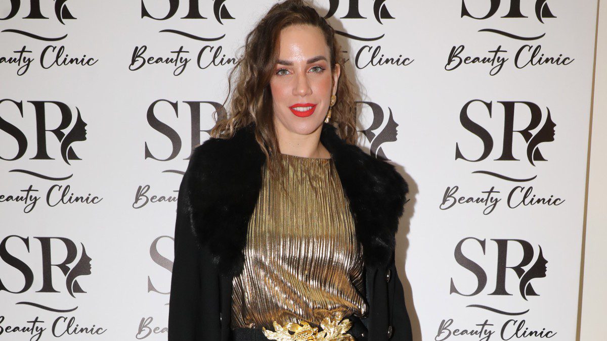 Η εμφάνιση της Κατερίνας Στικούδη με χρυσαφί φόρεμα