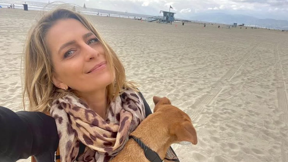 Η Τατιάναα Μπλάτνικ αγκαλιά με τον σκύλο της στη θάλασσα