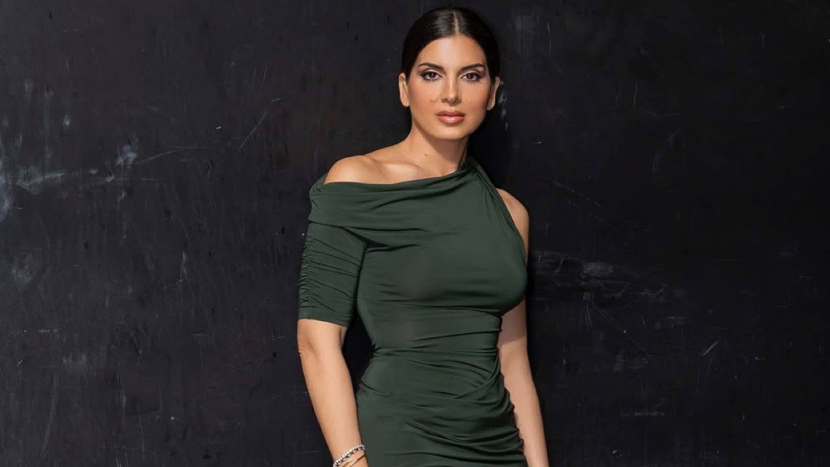 H Σταματίνα Τσιμτσιλή με πράσινο φόρεμα