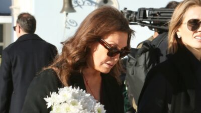 Η Βάνα Μπάρμπα με λουλούδια στο χέρι στην κηδεία του Κώστα Σημίτη