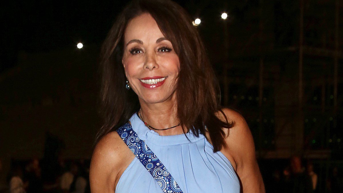 Η Βούλα Πατουλίδου σε βραδινή έξοδο.