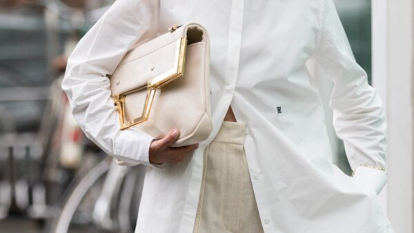 Τα παπούτσια που αντικαθιστούν τα sneakers σε ένα λευκό σύνολο