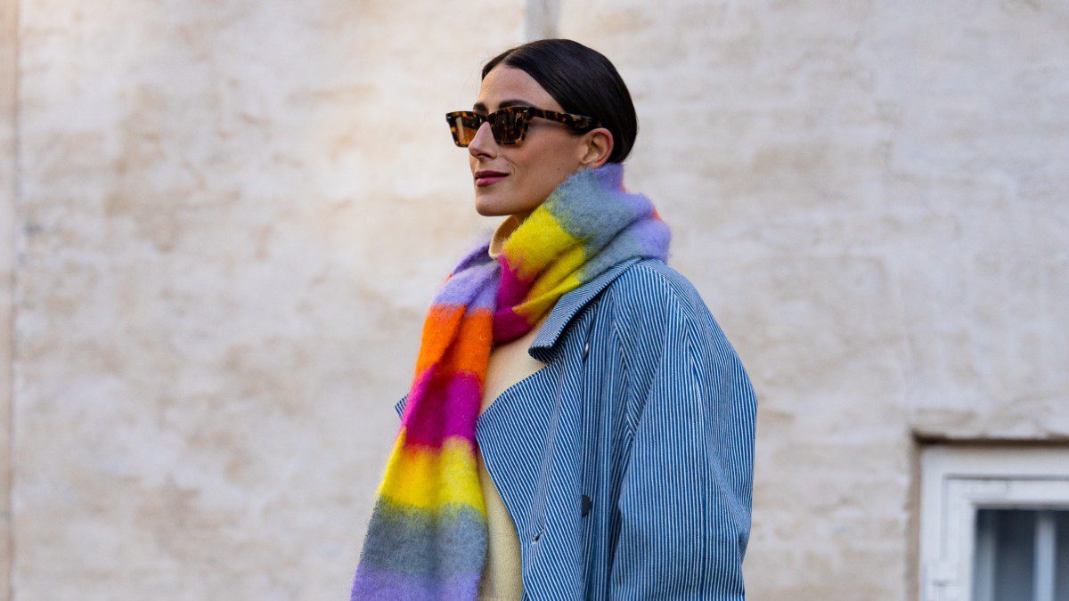 Για plus-size γκαρνταρόμπα ένα γαλάζιο παλτό