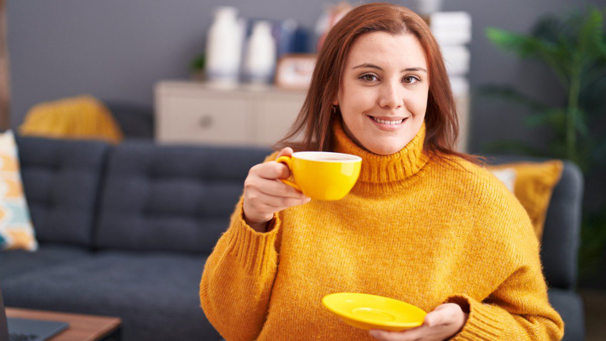 Τσάι πίνει γυναίκα για να χάσει βάρος