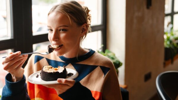 Γλυκό τρώει γυναίκα