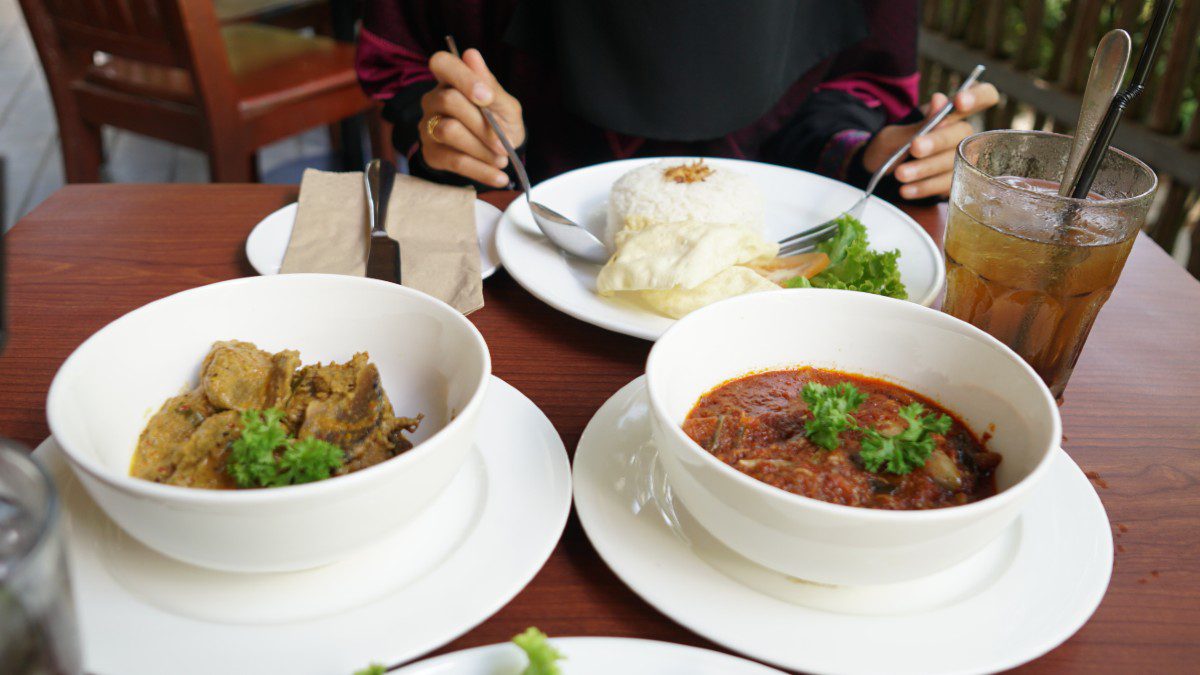 Παραγωγή κολλαγόμου με κατανάλωση μιας τροφής που τρώει γυναίκα στα πιάτα της