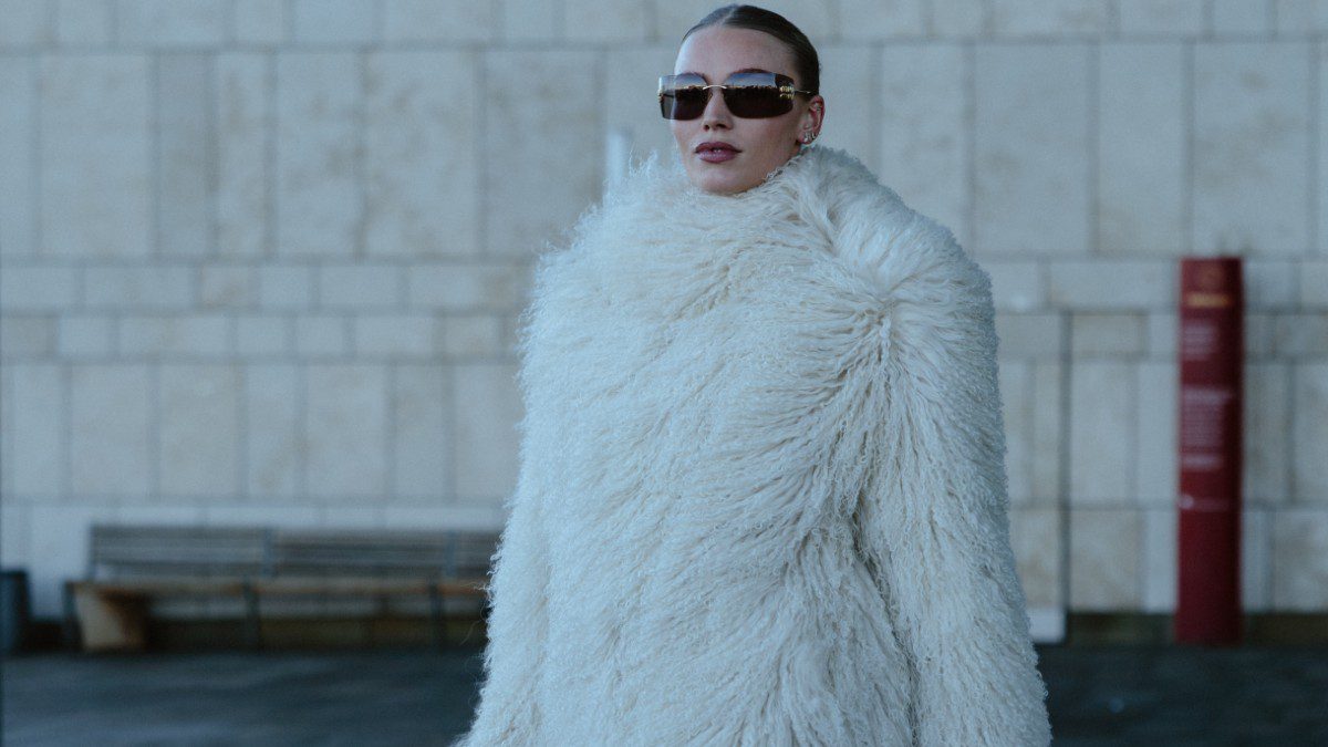 Παλτό του χειμώνα και λευκή γούνα